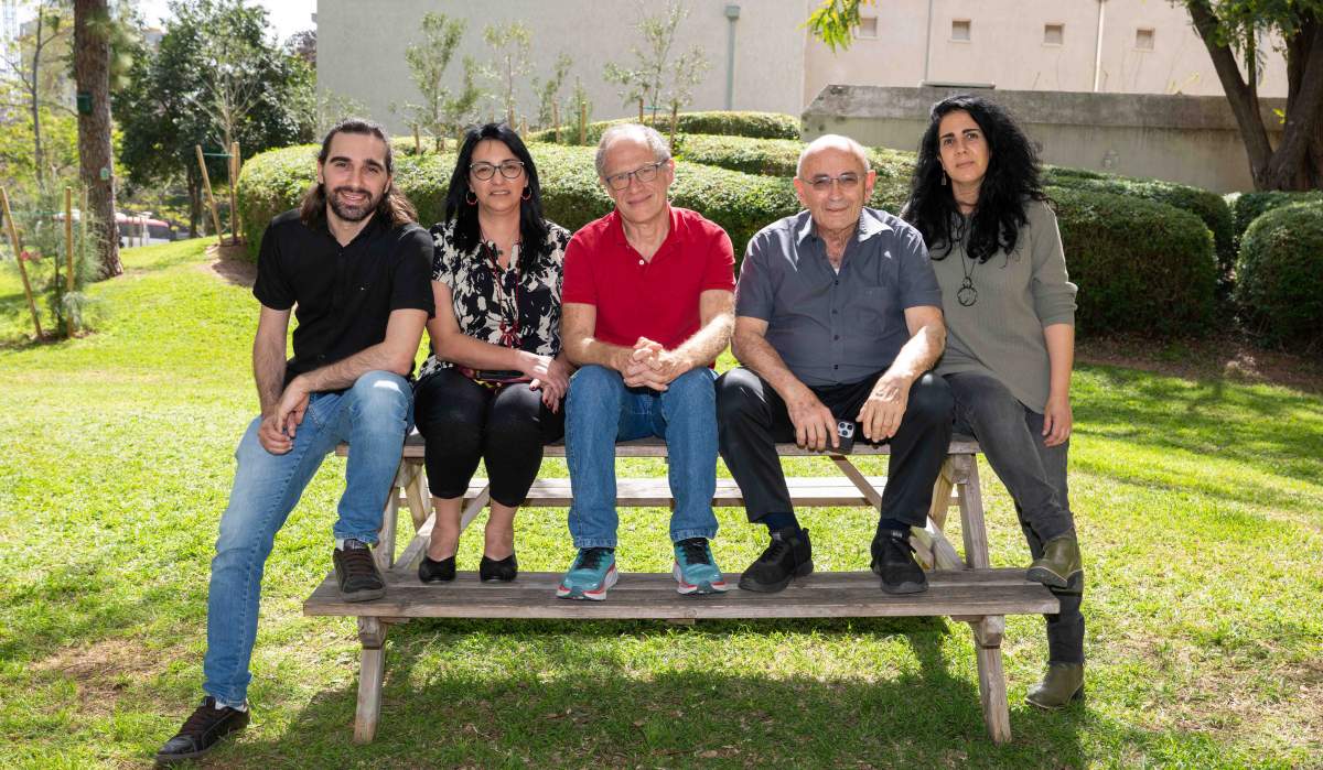 (de gauche à droite) Dr Elton T. Montrazi, Dr Lilach Agemy, Prof. Lucio Frydman, Prof. Avigdor Scherz et Dr Keren Sasson 