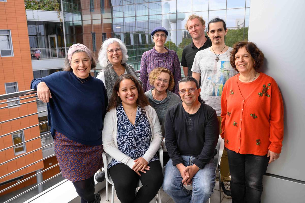 (de gauche à droite, dans le sens des aiguilles d'une montre) : Dr Rebecca Haffner-Krausz, Dr Noa Wigoda, Dr Shifra Ben-Dor, Dr Andrew Kovalenko, Sapir Suissa, Dr Ester Feldmesser, Prof Avraham Yaron, Dr Irena Gokhman et Swagata Dey.
