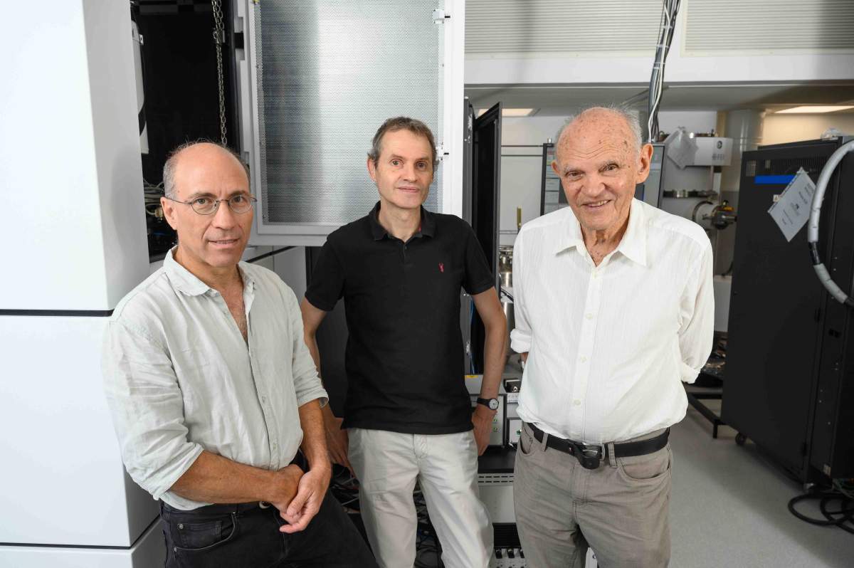 (g-d) Prof.Michael Elbaum, Dr. Lothar Houben et Prof. Leslie Leiserowitz. 